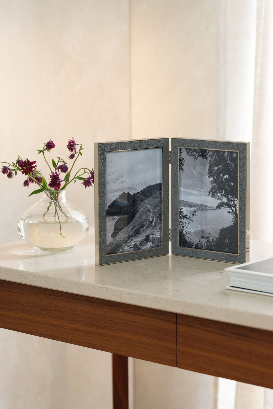 Klasik Dokulu Çift Menteşeli Çerçeve, 5 x 7 inç Fotoğraf için