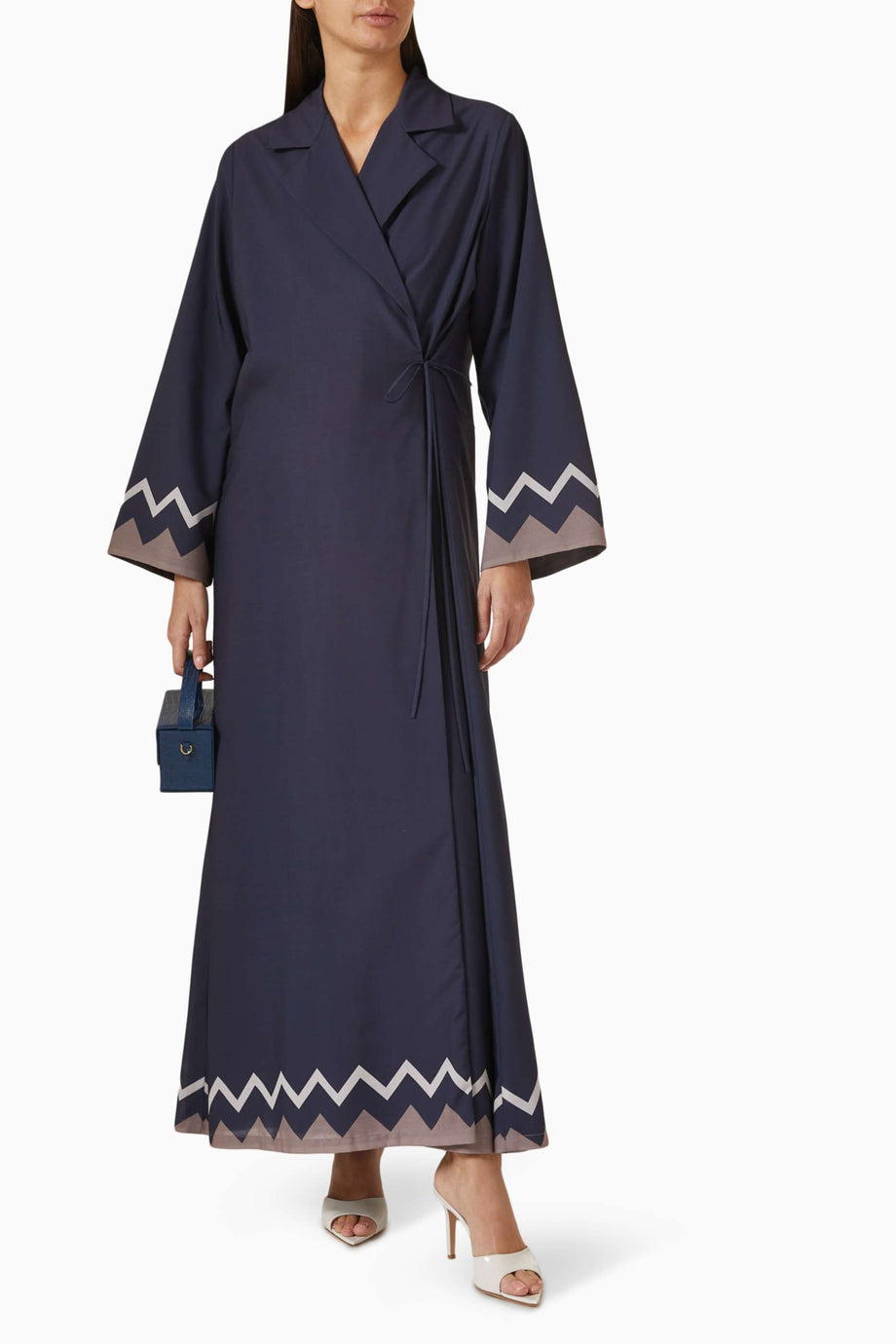 Modern Zigzag Desenli Abaya ve Şeila Takımı ile Şık ve Zarif Görünüm