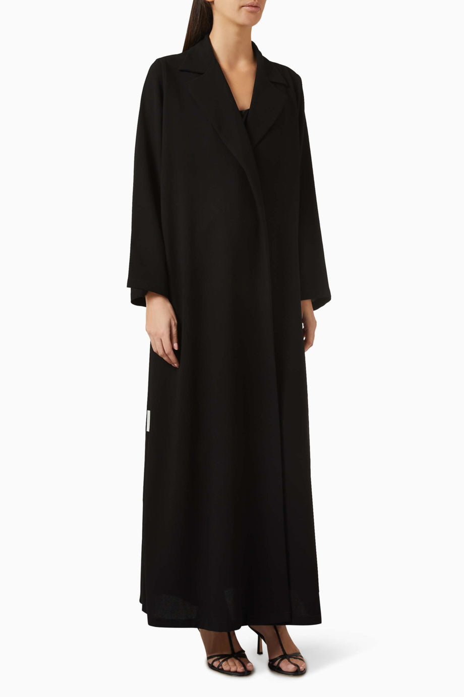 Minimalist A-Line Abaya ile Şıklığı Yakalayın Tekstil Detayları ile Tamamlanan Tasarım