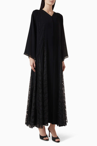 Şifon Dantel İşlemeli Abaya ile Şık ve Modern Bir Görünüm Yakalayın