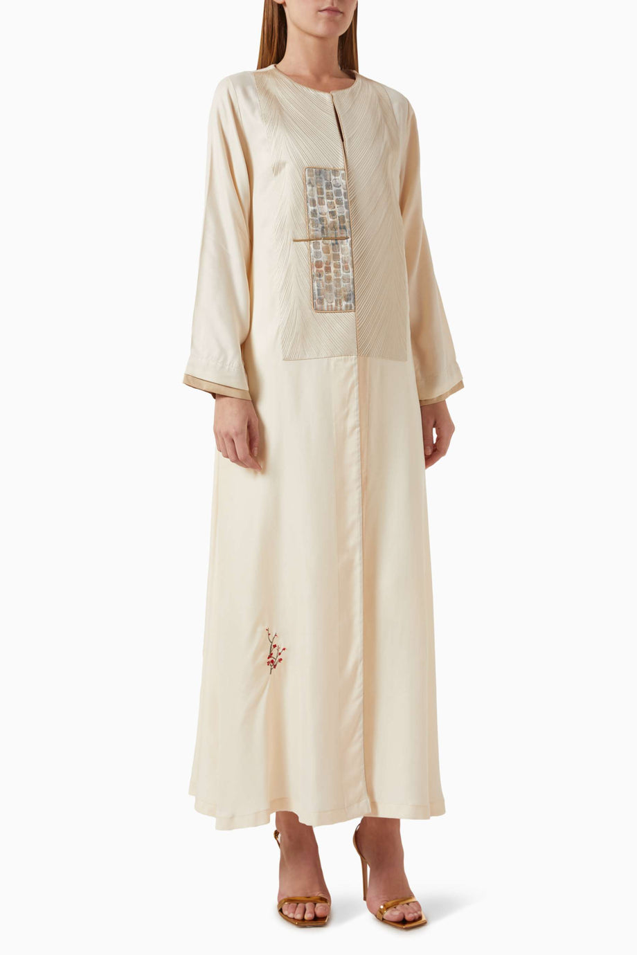 Şık İğne Oyası Detaylı İpek Abaya ve Tamamlayıcı Şila Modası
