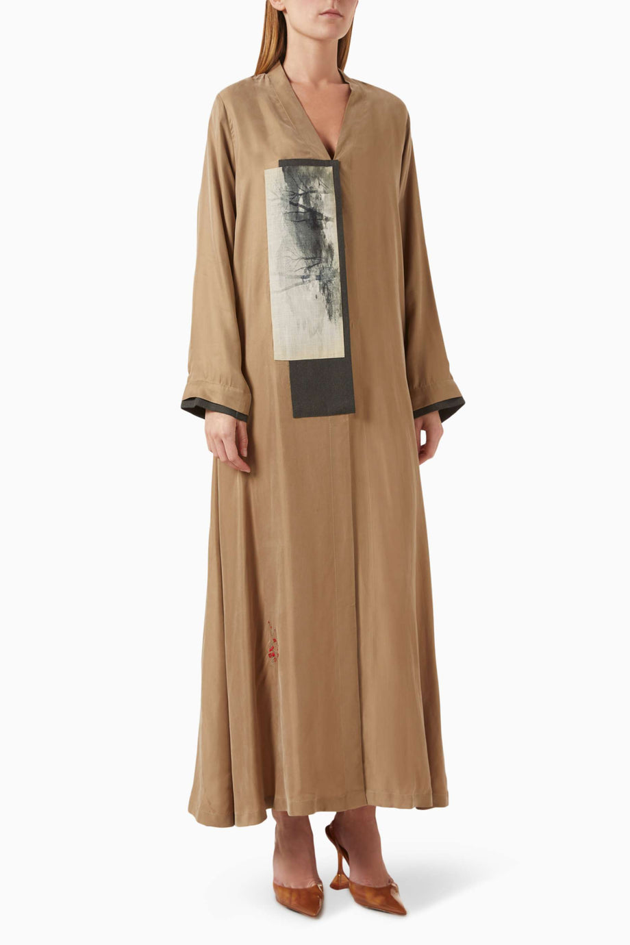 İşlemeli İpek Abaya Modern ve Geleneksel Estetiği Bir Arada Sunuyor
