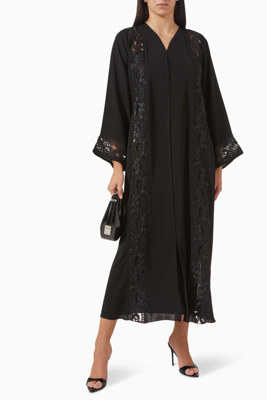 İnce dantelli modern abaya şık bir görünüm için mükemmel seçim
