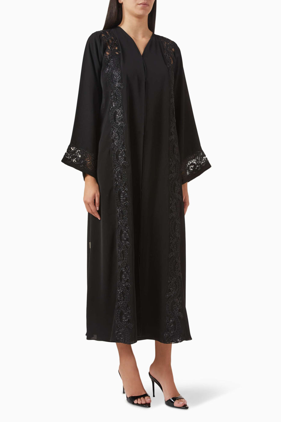 İnce dantelli modern abaya şık bir görünüm için mükemmel seçim