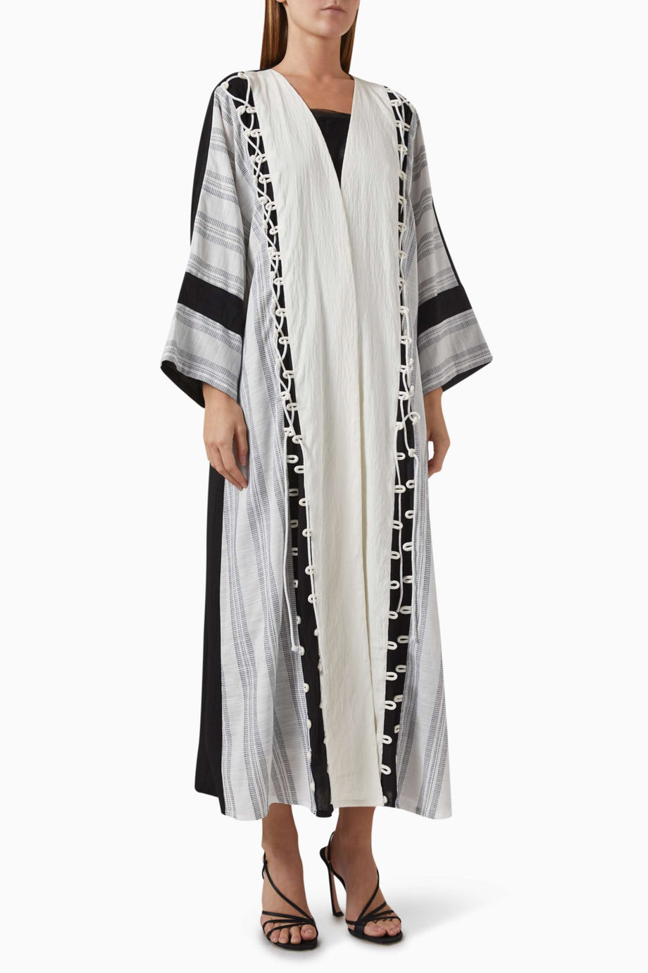 Rahat Yapısı ile Açık Ön Abaya ve Sheila Uyumlu Tasarım ile Şık Görünüm