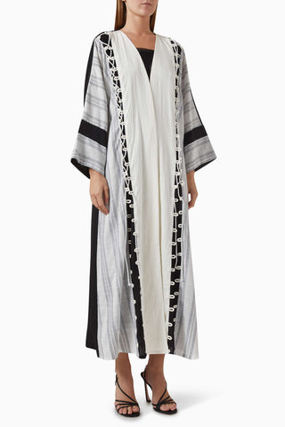 Rahat Yapısı ile Açık Ön Abaya ve Sheila Uyumlu Tasarım ile Şık Görünüm