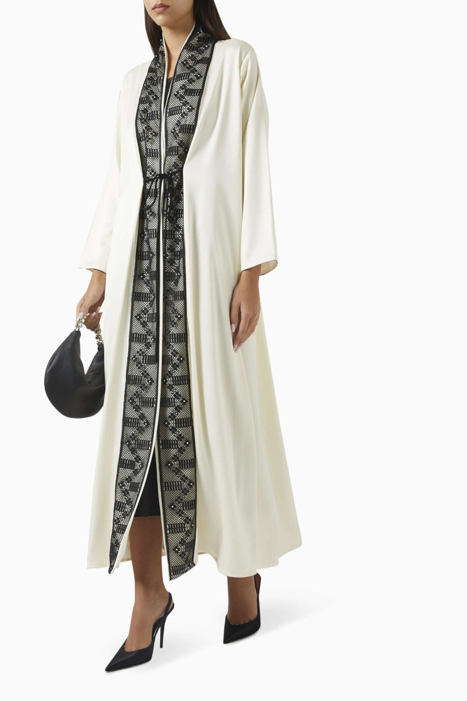 Şıklığı Yansıtan Kristal Aksesuarlarla Zenginleştirilmiş Kapüşonlu Abaya