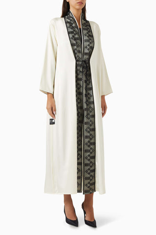 Şıklığı Yansıtan Kristal Aksesuarlarla Zenginleştirilmiş Kapüşonlu Abaya