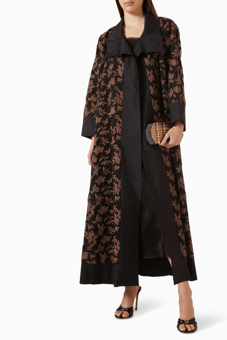 Şifon İşlemeli Abaya Rahat Yapısı ve Açık Ön Tasarımı ile Şık Görünüm Sunuyor