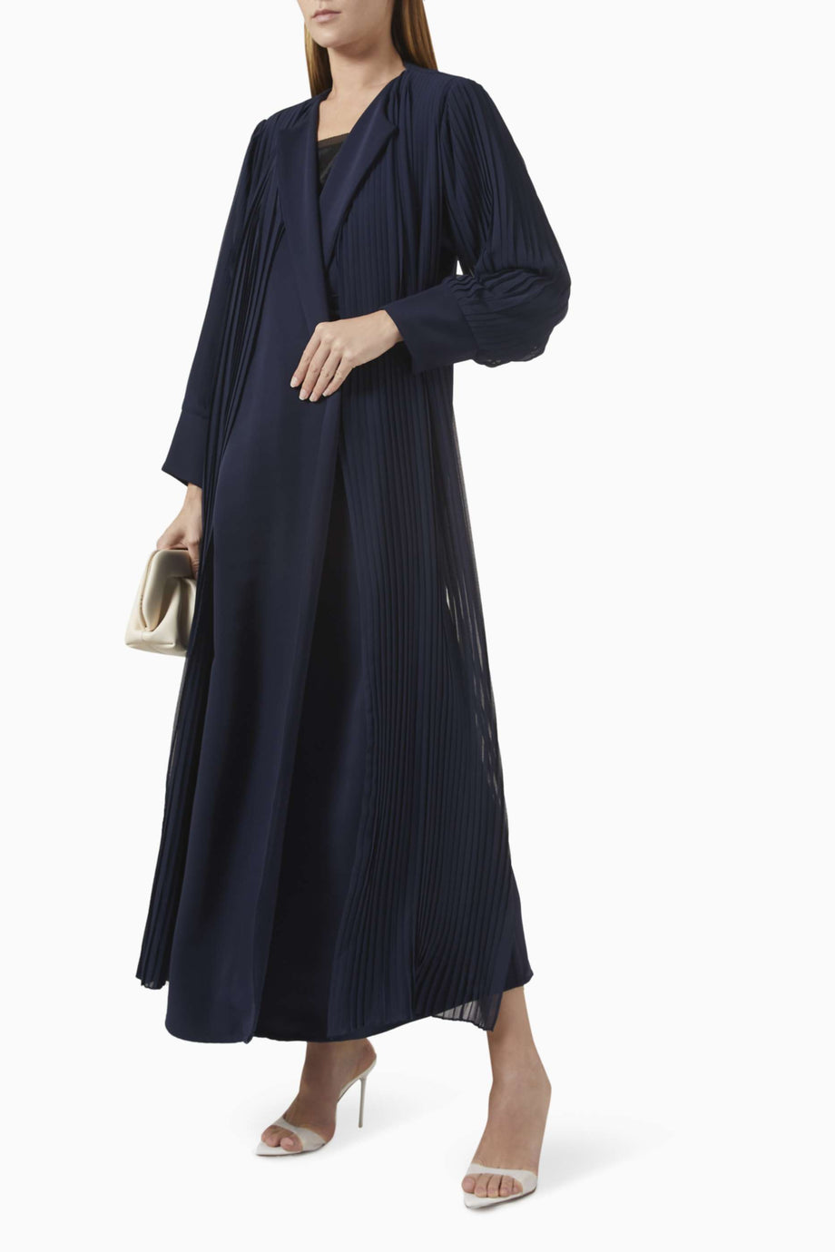 Şık Abaya Modeli Akıcı Plise Panellerle Gün Şıklığını Yakalayın