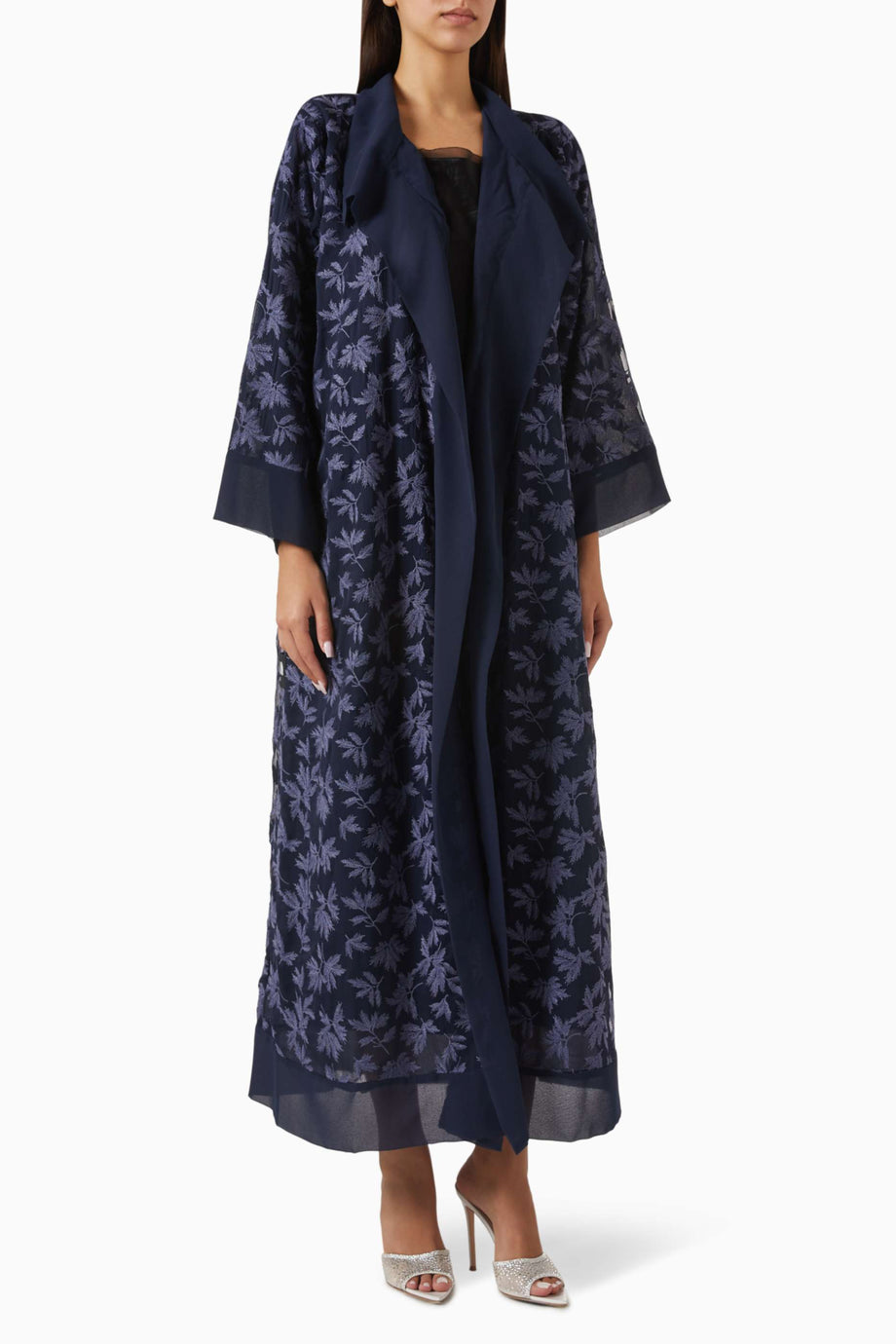 Şıklığı ve Rahatlığı Bir Araya Getiren Dantel Detaylı Chiffon Abaya Modeli