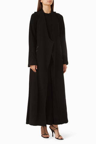 Şık İşlemeli Abaya Rahat ve Kullanışlı Tasarım ile Hareket Özgürlüğü Sunar
