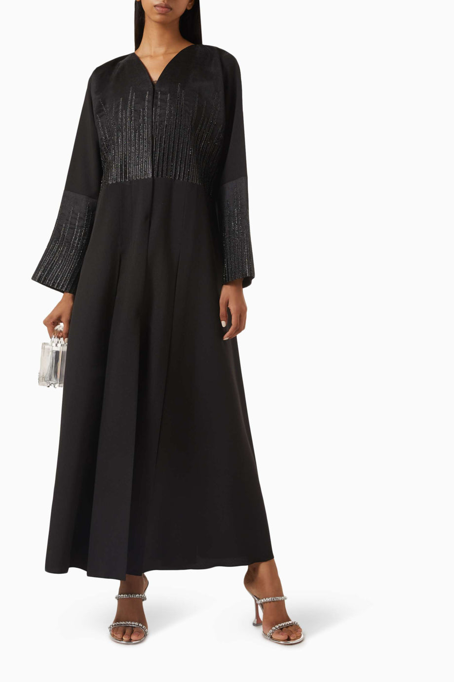 İşlemeli Abaya Rahat Tasarım ve Fonksiyonel Ön Kapatma ile Şıklığı Yakalayın