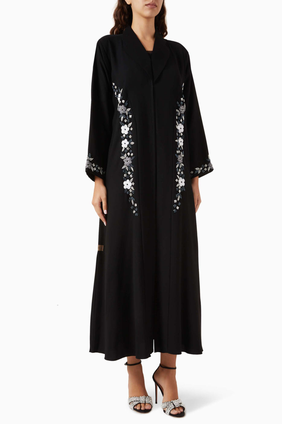Şık Dikiş ve Boncuk Detaylı Abaya Konforlu Hareket için Tasarlandı