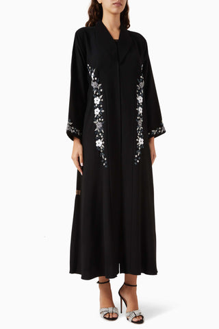 Şık Dikiş ve Boncuk Detaylı Abaya Konforlu Hareket için Tasarlandı