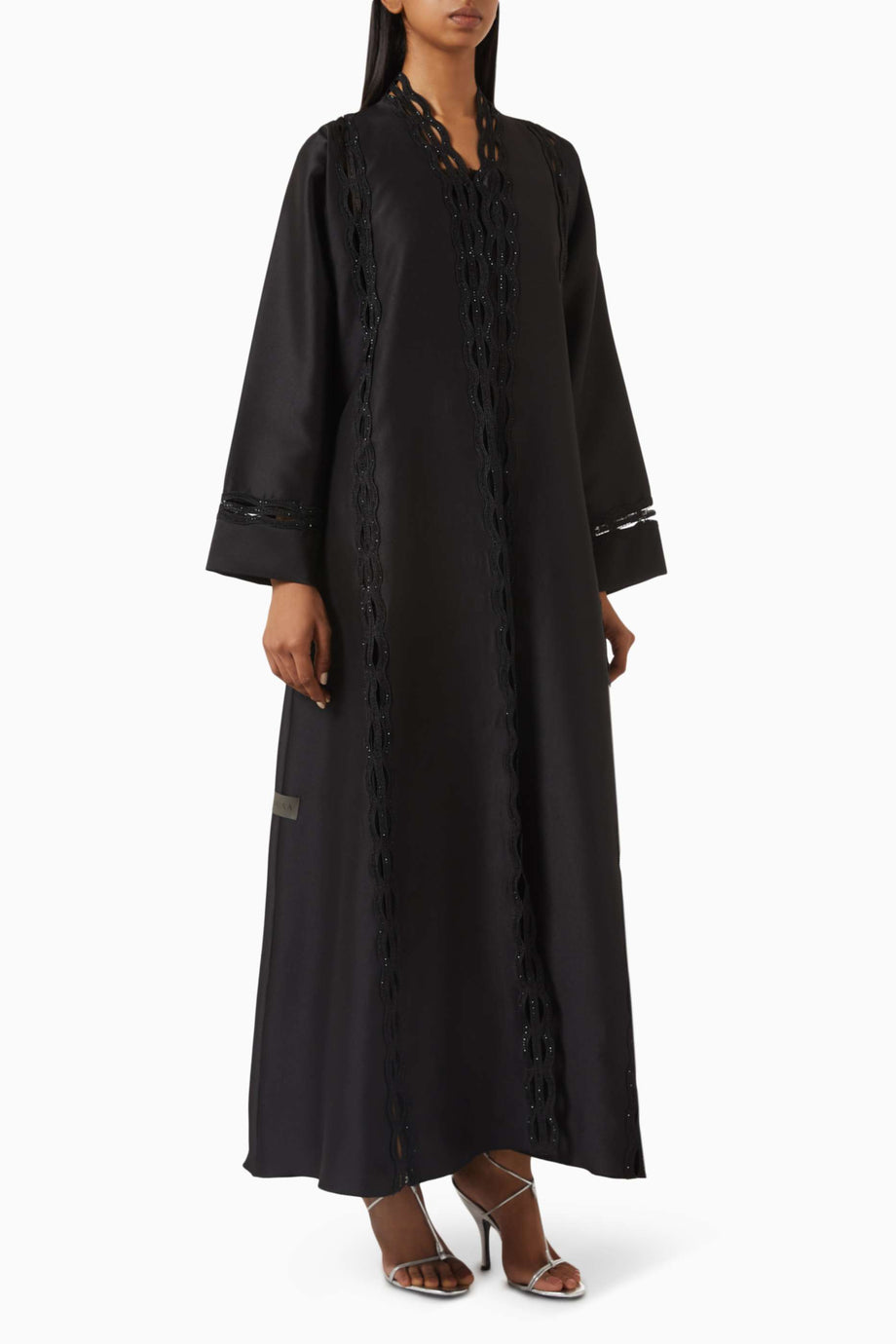 Şık Dantel Nakışlı Abaya Modern Kadınlar için Ön Düğmeli Uzun Kollu Tasarım