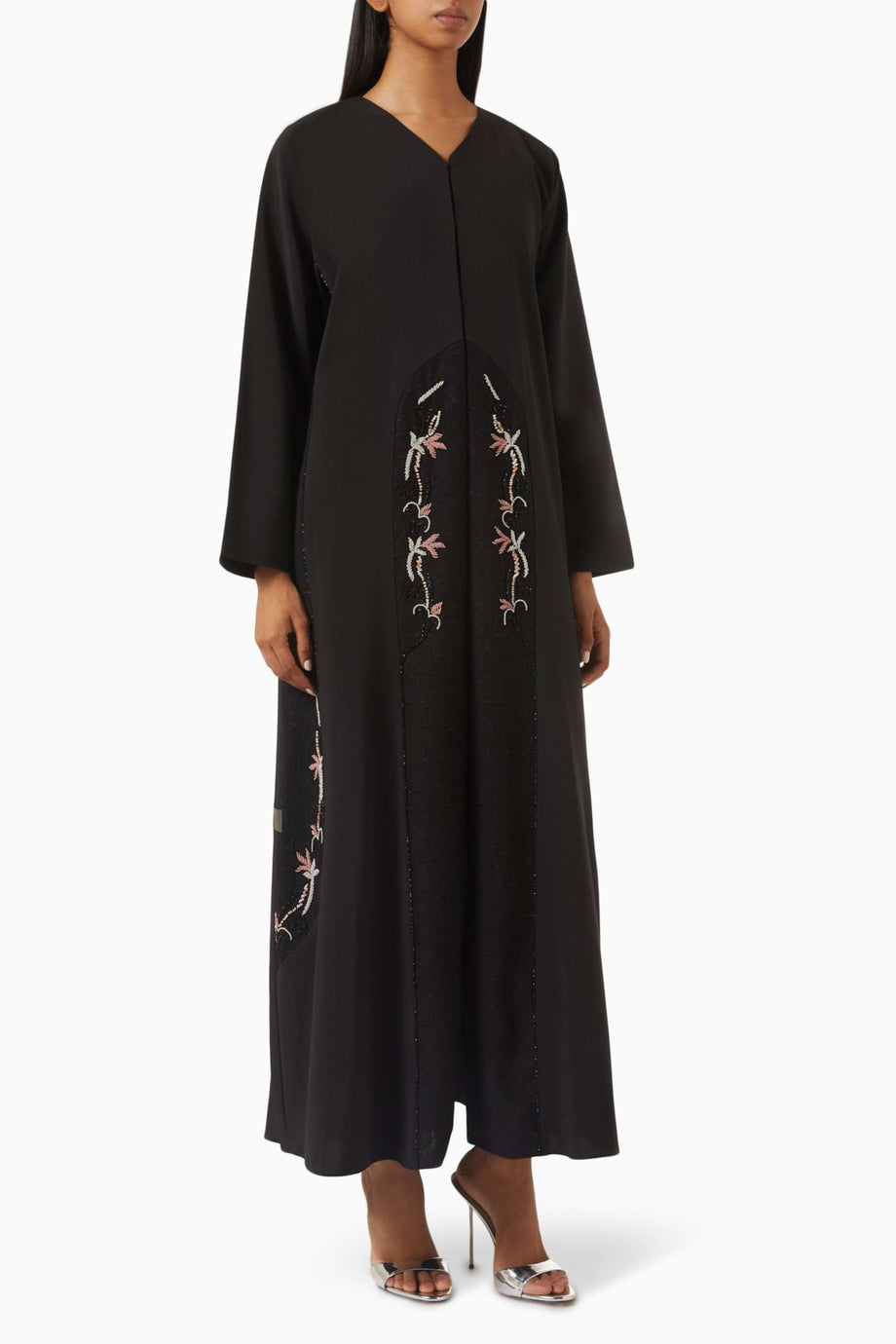 Göz alıcı boncuk detaylı abaya ile şıklığı ve konforu deneyimleyin
