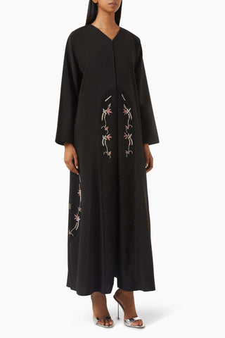 Göz alıcı boncuk detaylı abaya ile şıklığı ve konforu deneyimleyin
