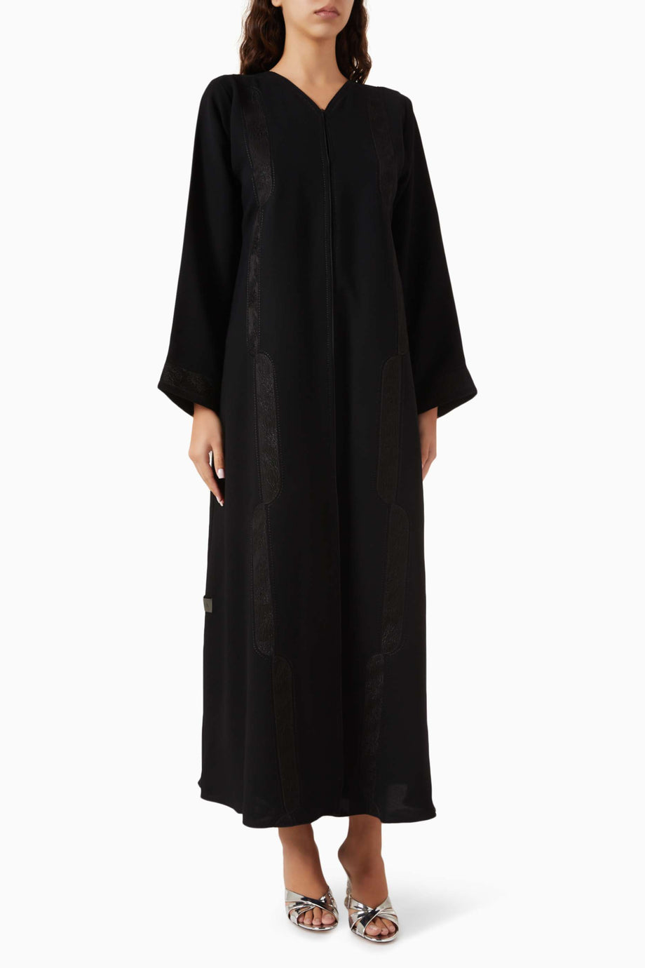 Şık Panel Kesim Nakışlı Abaya ve Sheila ile Rahat ve Şık Stil Seçenekleri