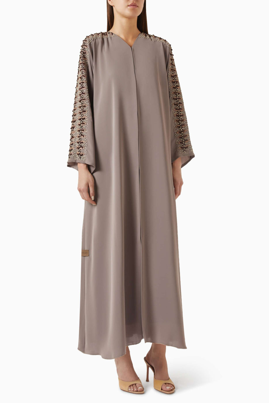 Minimalist Kesim Nakışlı Abaya Konforlu V Yaka ve Uyumlu Sheila ile Şık Görünüm