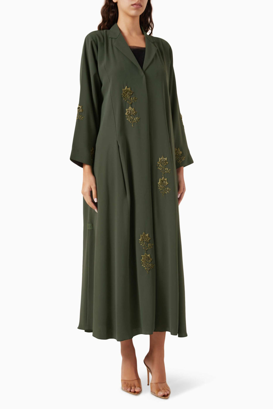 Şık Nakışlı Abaya Uzun Kollu ve Sheila ile Birlikte Rahat ve Fonksiyonel Tasarım