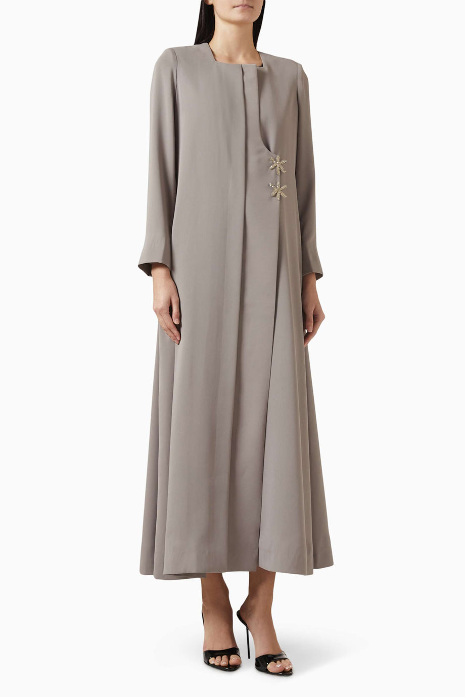 Zarif Tasarımlı Abaya Yumuşak Kemer Detayı ve Işıltılı Düğmeler ile Şıklığı Yakalayın