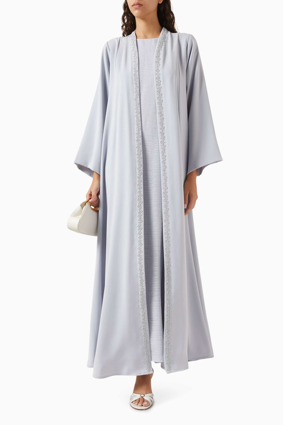 Şık Abaya Takımı İnce İşlemelerle Modern Stil için İdeal Seçim