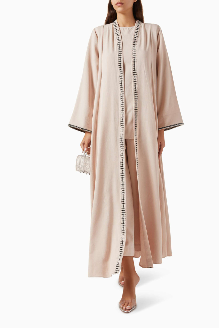 Modern Tasarımlı 4 Parça Nakışlı Abaya Seti Konfor ve Şıklığı Bir Arada Sunuyor