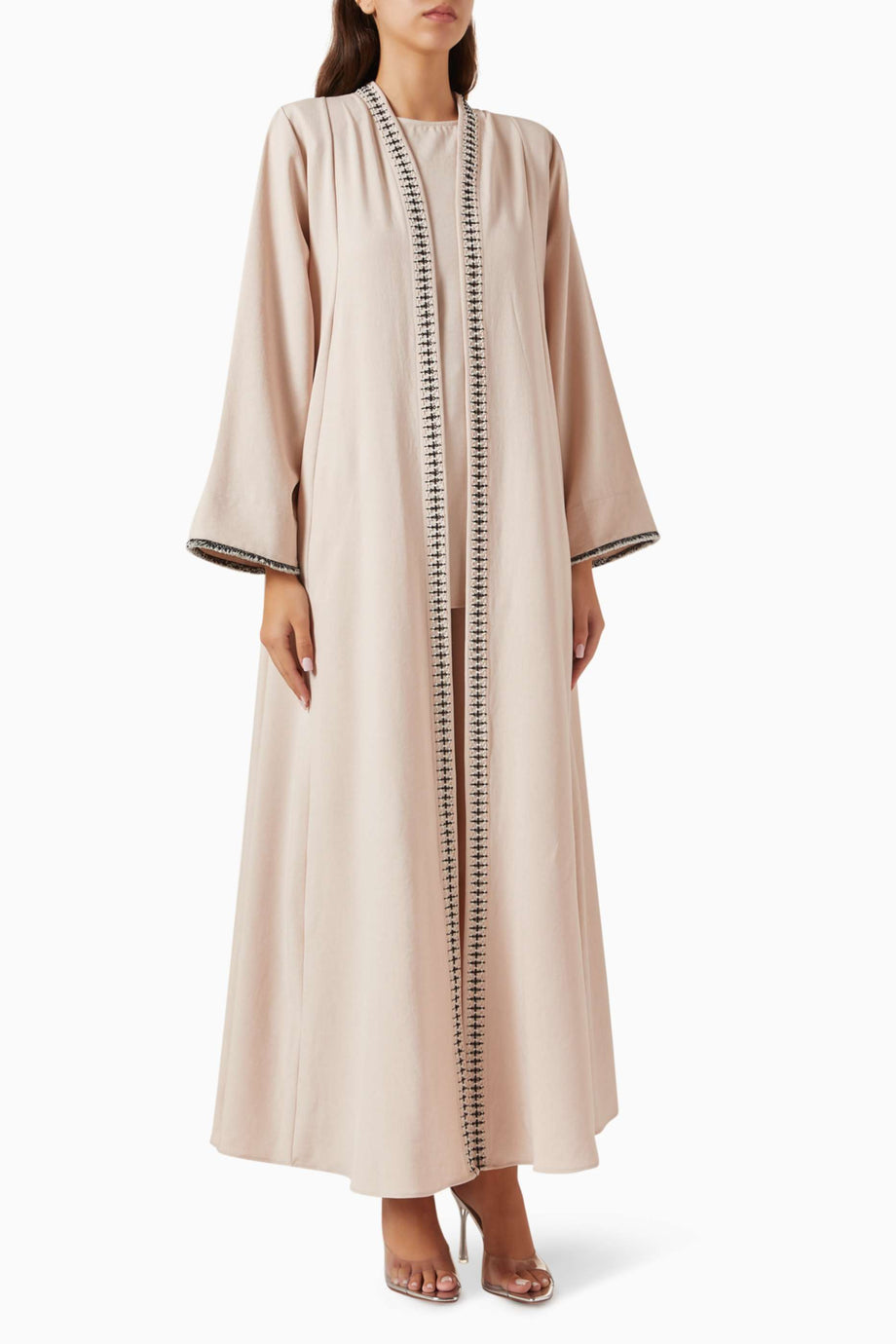 Modern Tasarımlı 4 Parça Nakışlı Abaya Seti Konfor ve Şıklığı Bir Arada Sunuyor