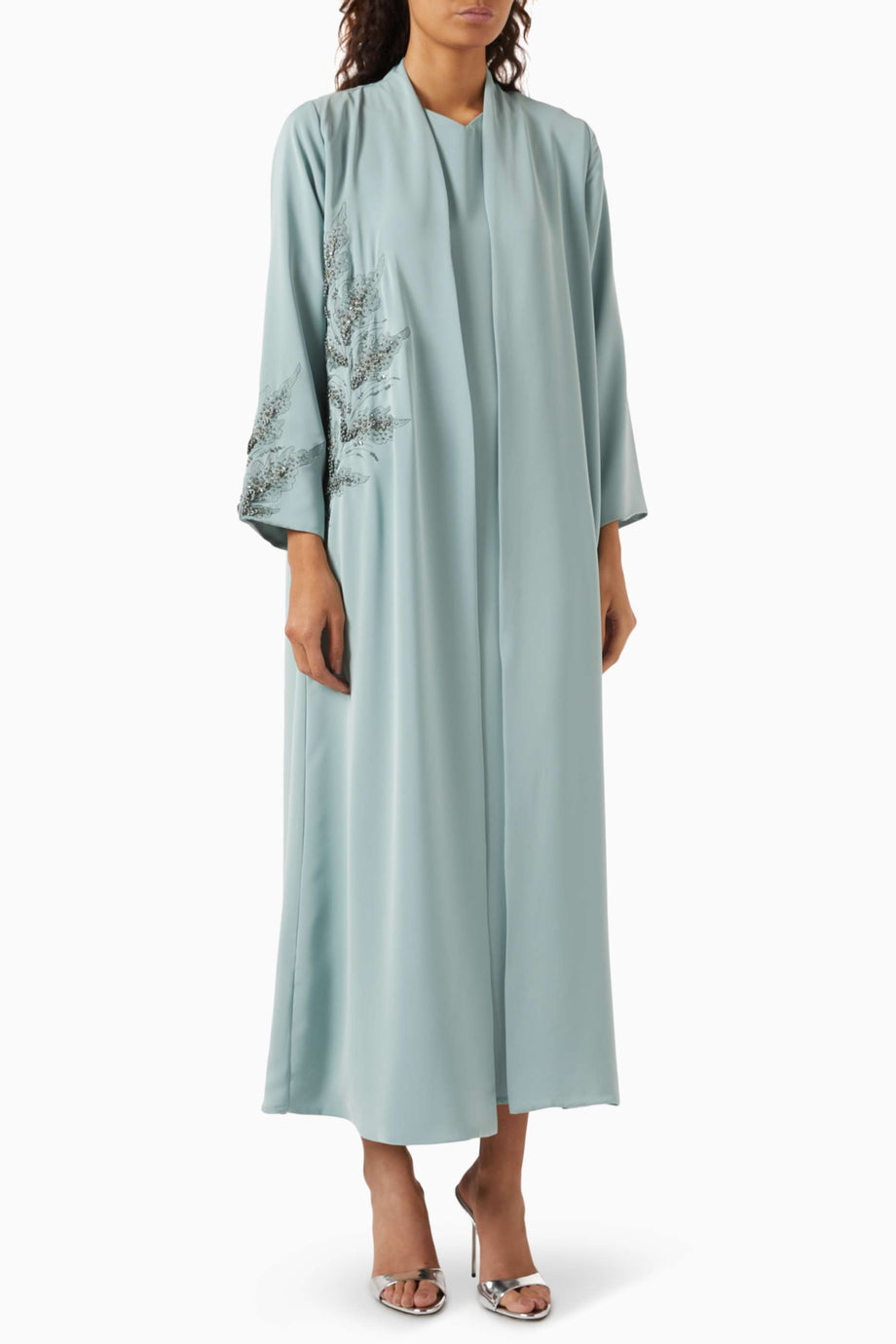 Şık Taş İşlemeli Abaya Modern Kadınlar İçin Konfor ve Zarafeti Bir Arada Sunuyor