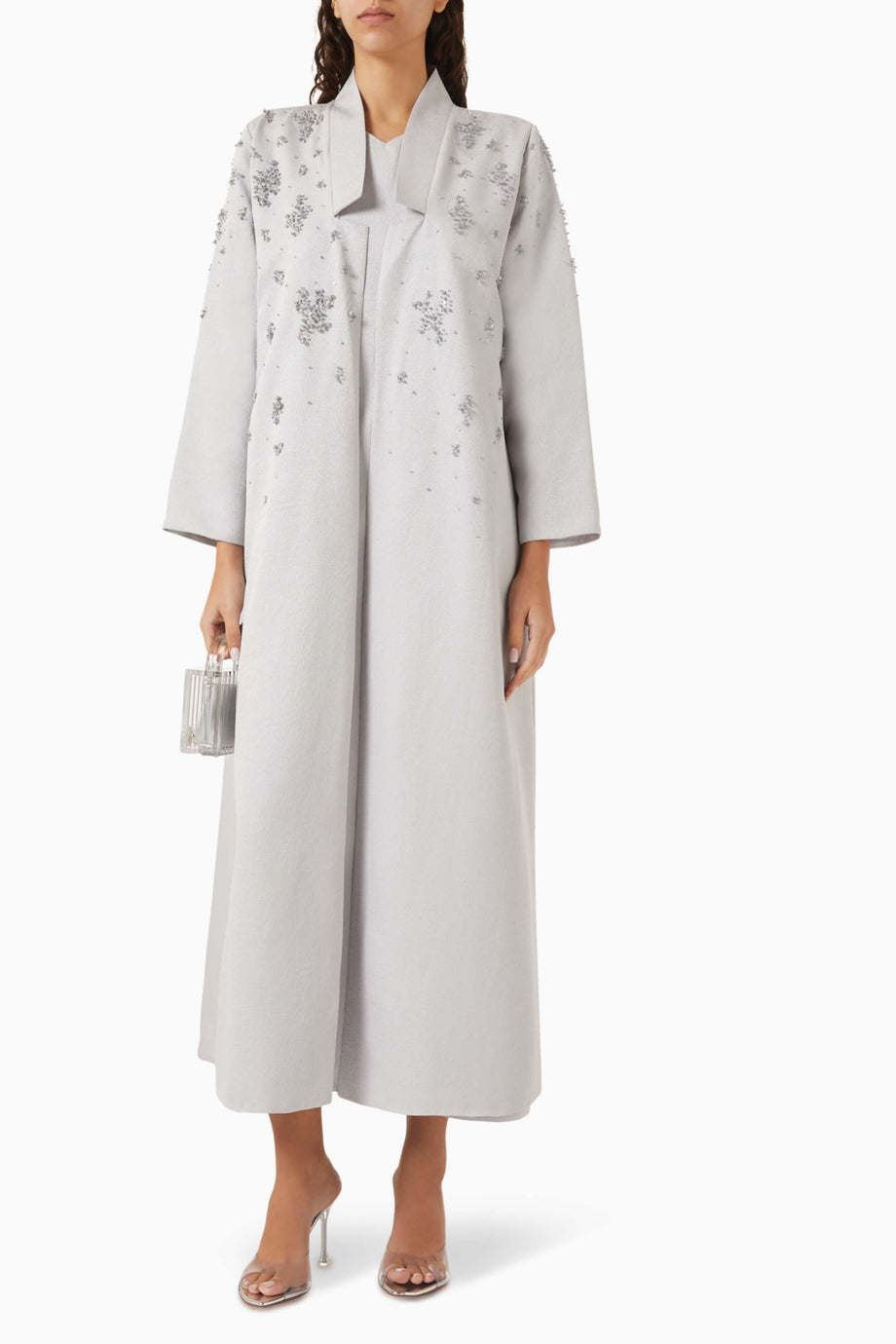 Fonksiyonel ve Şık Drape Yapısı ile Boncuk Süslemeli Abaya Modası