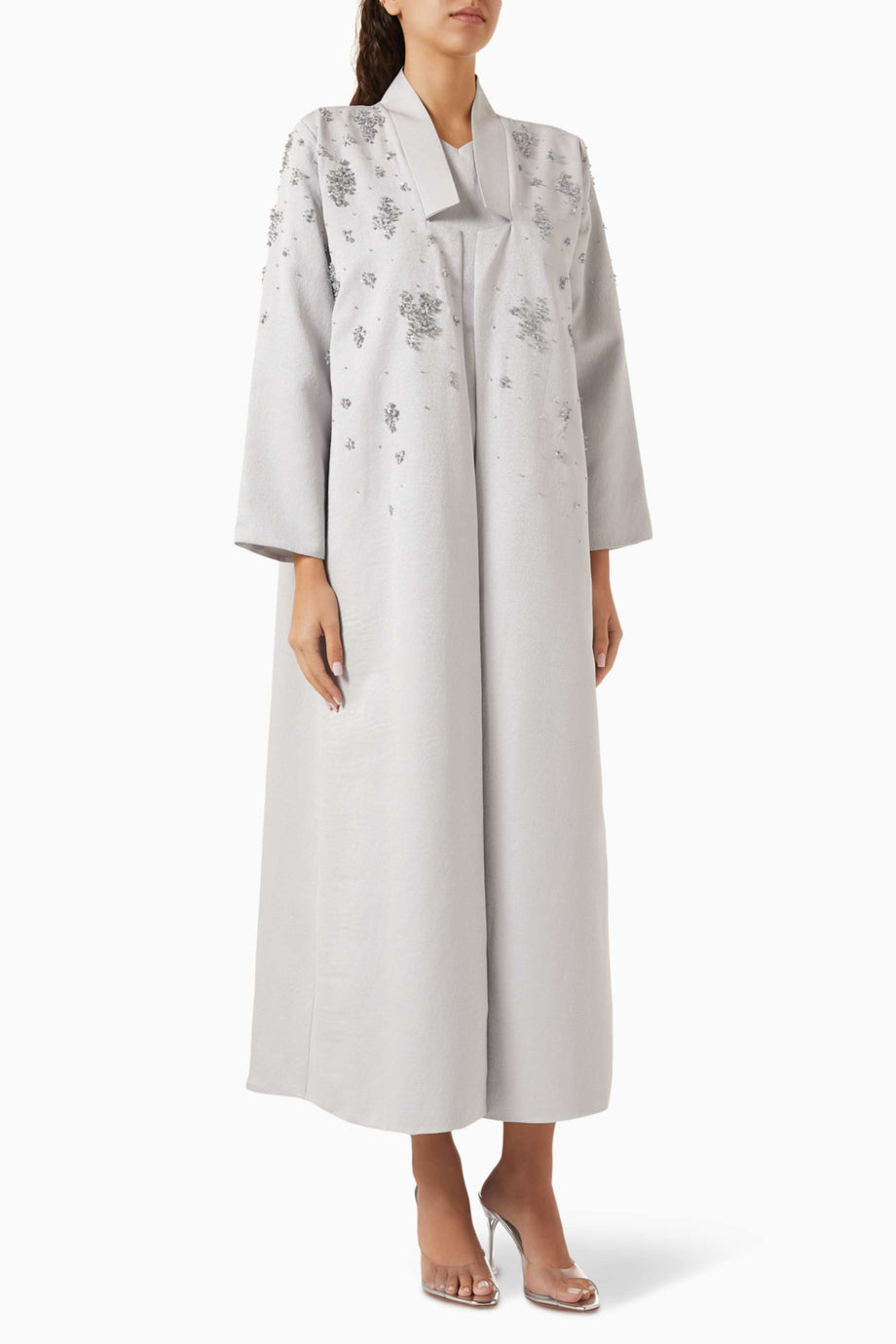 Fonksiyonel ve Şık Drape Yapısı ile Boncuk Süslemeli Abaya Modası