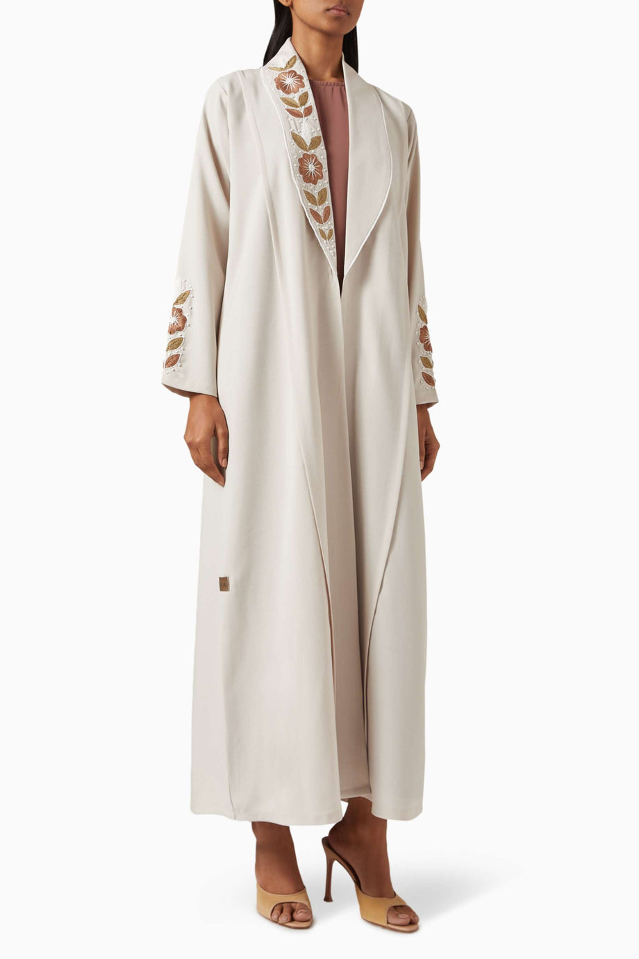 İşlemeli Abaya Tasarımı ile Şık ve Rahat Günlük Kullanım için Ideal Seçim