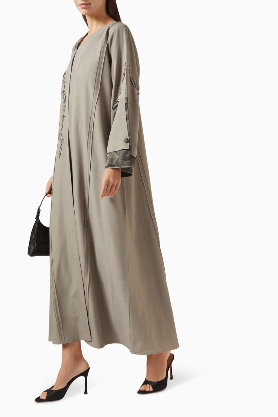Şık Dikişli Abaya ile Günlük ve Gece Şıklığını Yakalayın