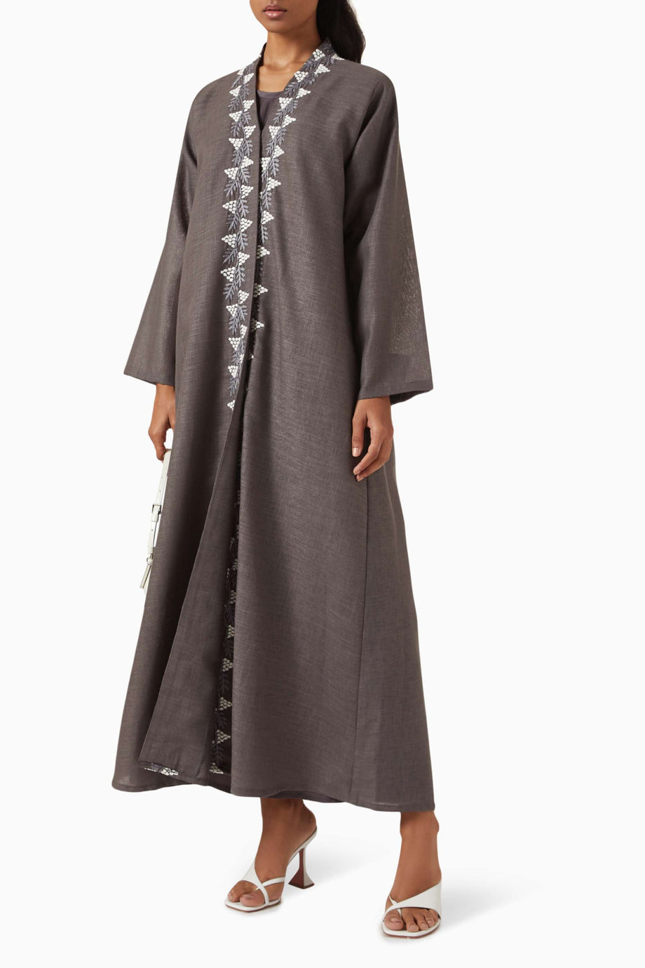 Hava Alan 3D İplik Nakışlı Abaya ile Günlük ve Şık Tarzınızı Yükseltin