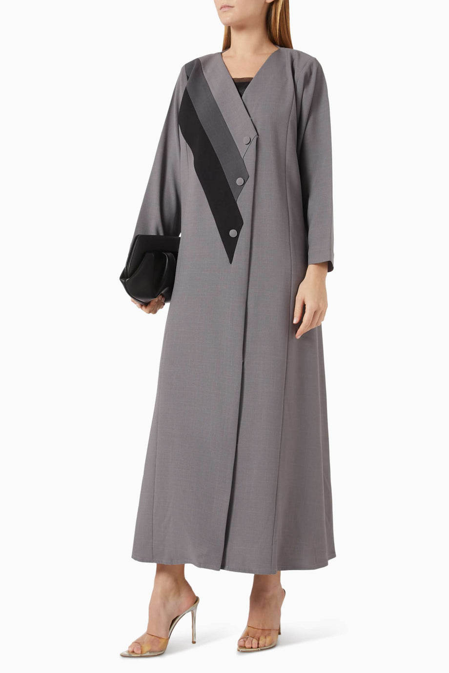 Buton Detaylı İnce Kumaş Abaya Şıklığı ve Rahatlığı ile Günlük Kullanıma Uygun