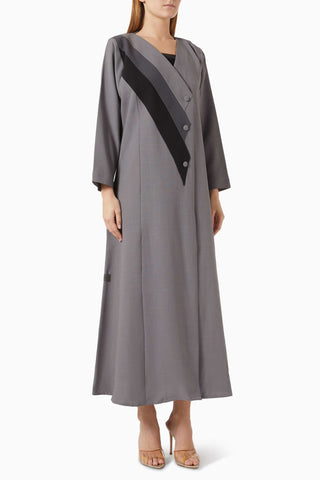 Buton Detaylı İnce Kumaş Abaya Şıklığı ve Rahatlığı ile Günlük Kullanıma Uygun