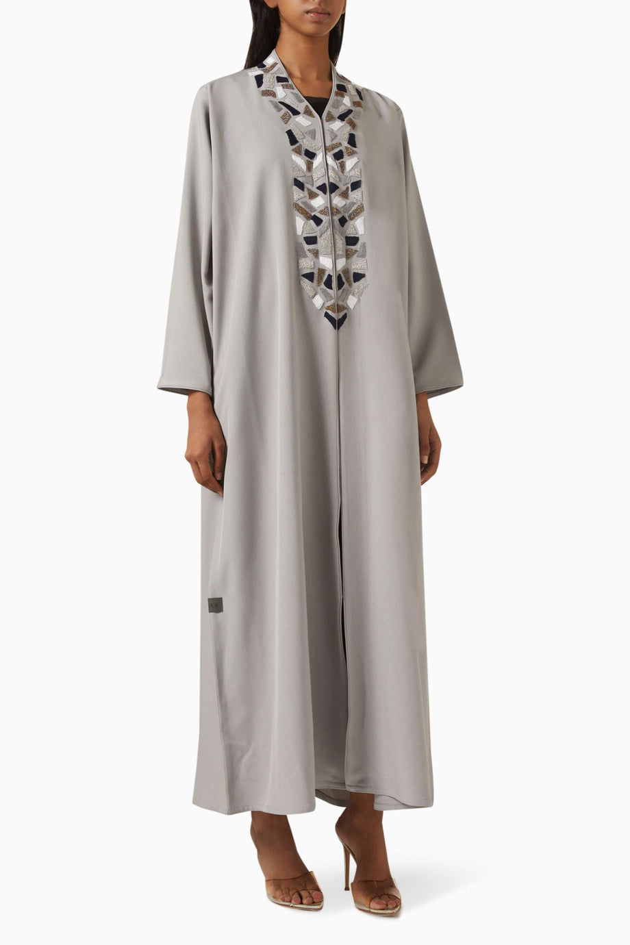 Günlük Şıklık için İşlemeli Abaya ve Eşleşen Şila ile Rahat Kullanım