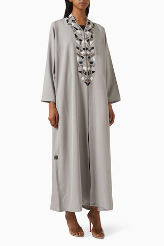 Günlük Şıklık için İşlemeli Abaya ve Eşleşen Şila ile Rahat Kullanım