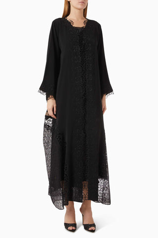 Dantelli Nakışlı Abaya Hareketli Siluetiyle Şıklığı Yansıtıyor