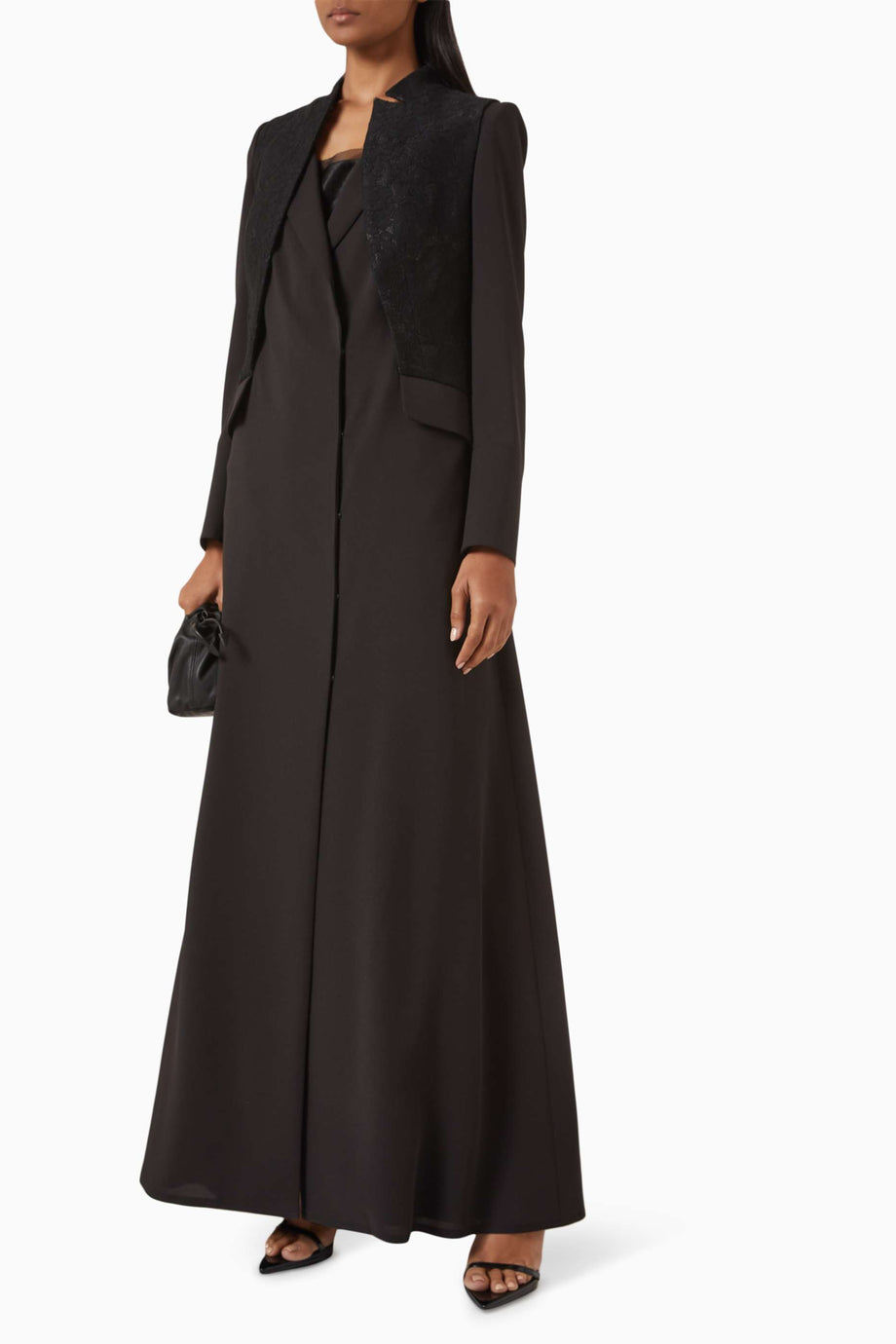 Modern Kadınlar İçin Şık Blazer Tarzı Abaya Tasarımı ve Çift Düğme Detayı