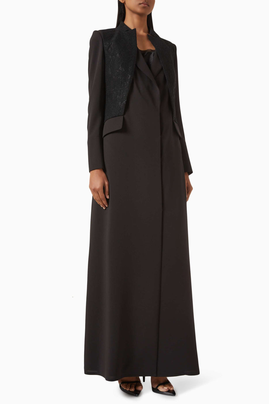Modern Kadınlar İçin Şık Blazer Tarzı Abaya Tasarımı ve Çift Düğme Detayı