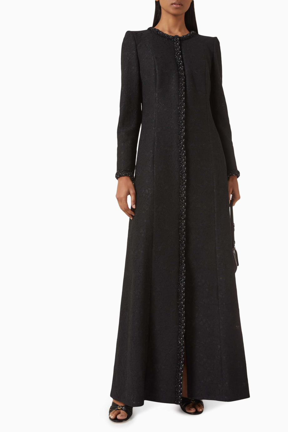 Şık ve Feminen Dantel Abaya Rahat Kesim ile Zarif Stil Sunuyor