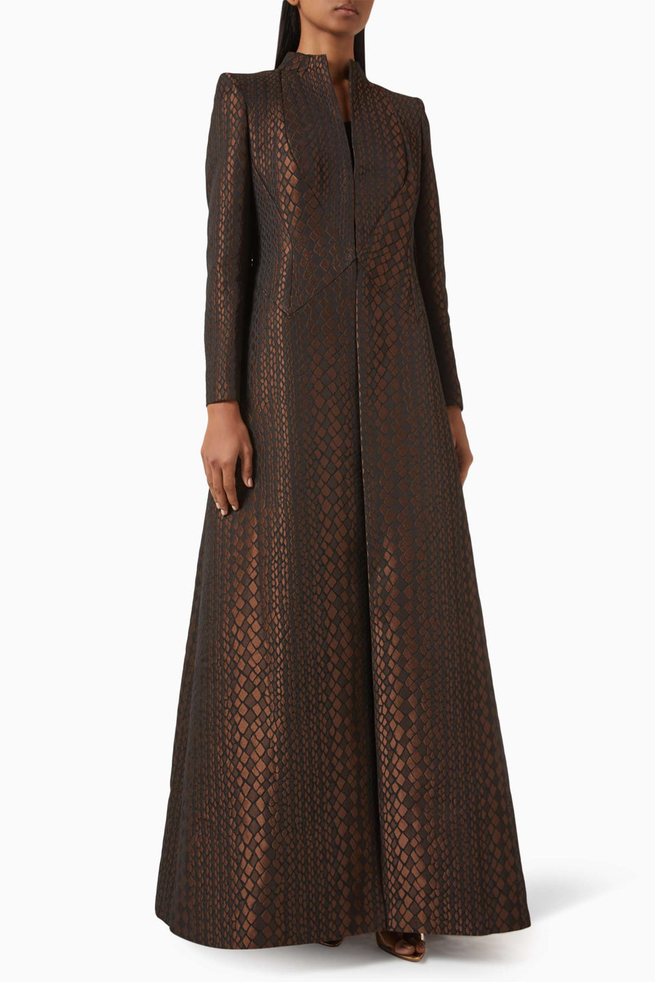 Özgün Şekliyle Uzun Modern Abaya Şıklığı ve Yılan Derisi Dokusu ile Elegan Tarz