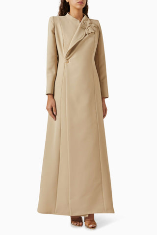 Şık Çiçek Aksesuarı Detaylı Asimetrik Abaya Modern Tasarım ve Zarif Duruş