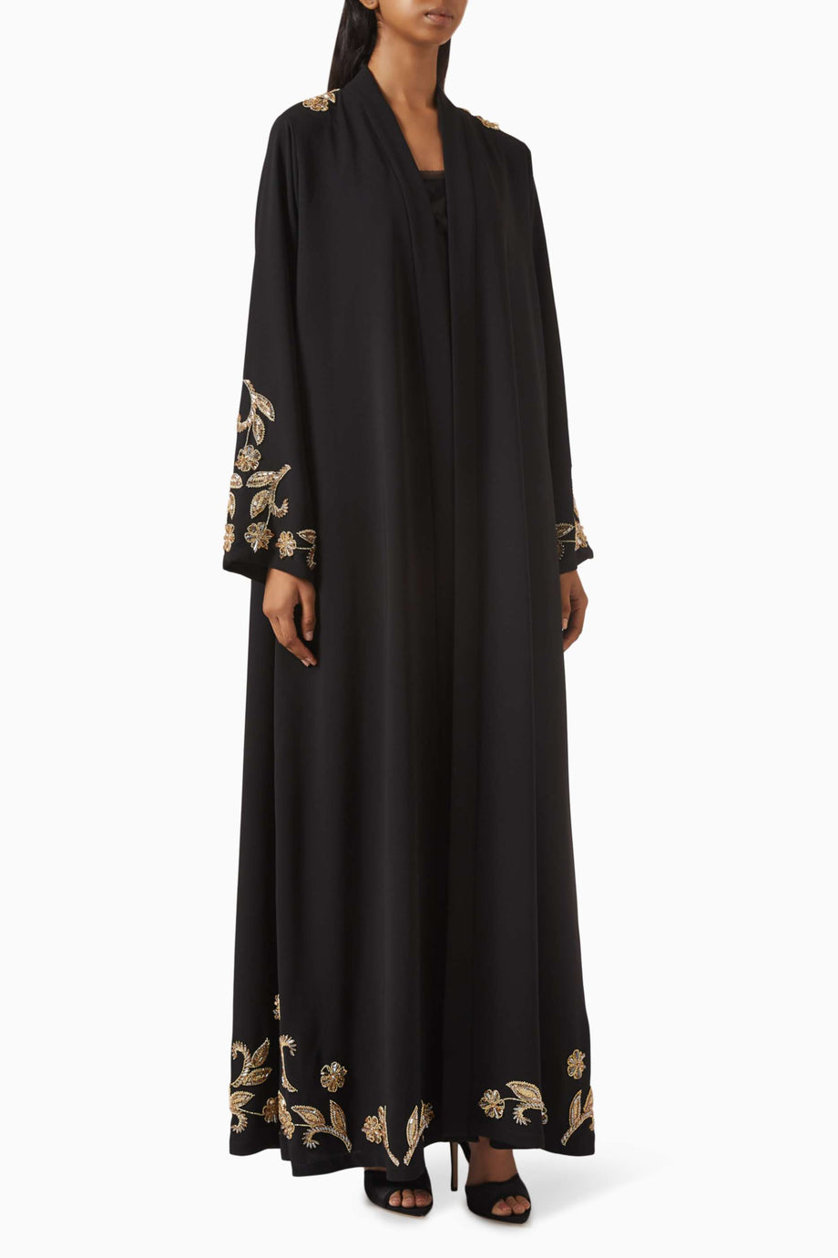 Şık Çiçek Nakışlı Abaya Rahat Tasarım ve Modern Dokunuş ile Göz Alıcı Kombinler için Ideal