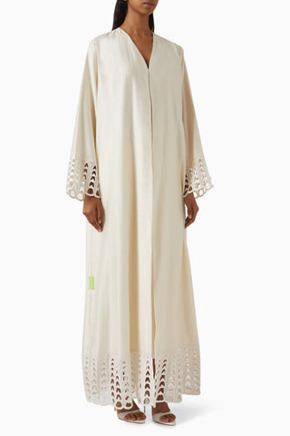 Lüks Tasarım ve Modern Dokunuşla Kesik Nakışlı Abaya Modası
