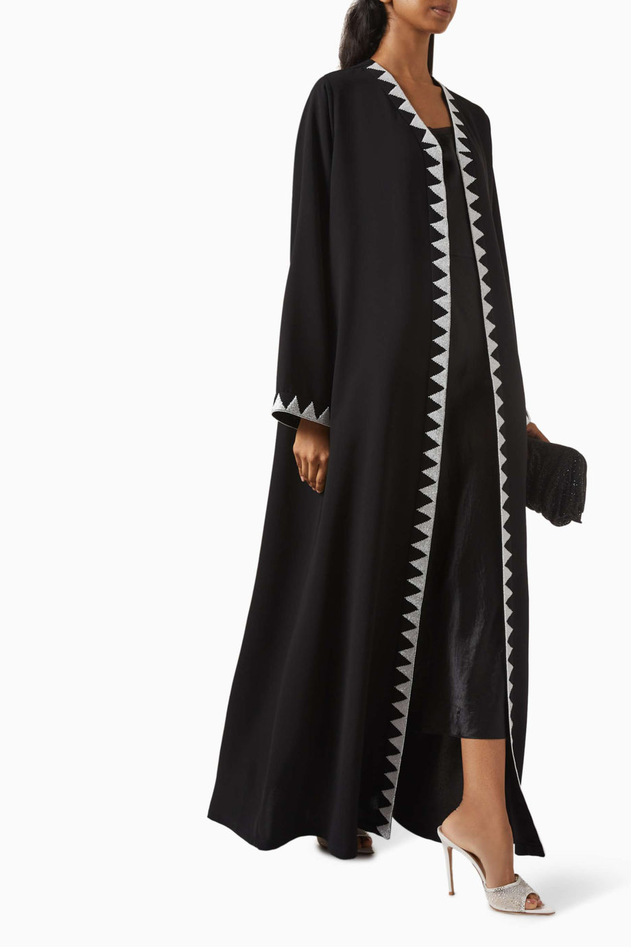 Lüks Tasarım ile Modern Tarza Sahip Kıvrımlı Yırtmaçlı Abaya Modeli