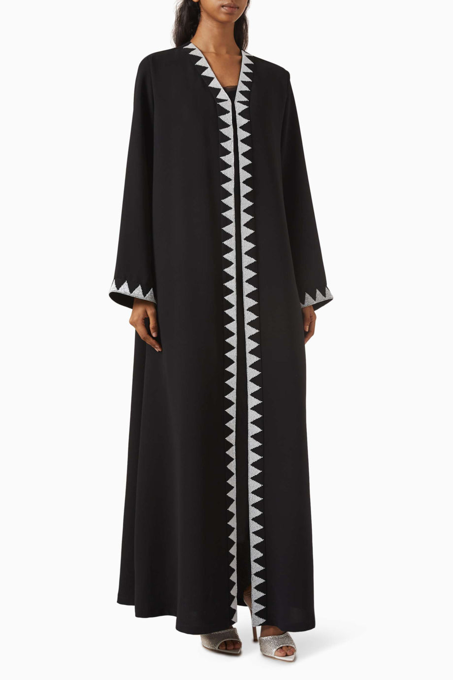 Lüks Tasarım ile Modern Tarza Sahip Kıvrımlı Yırtmaçlı Abaya Modeli