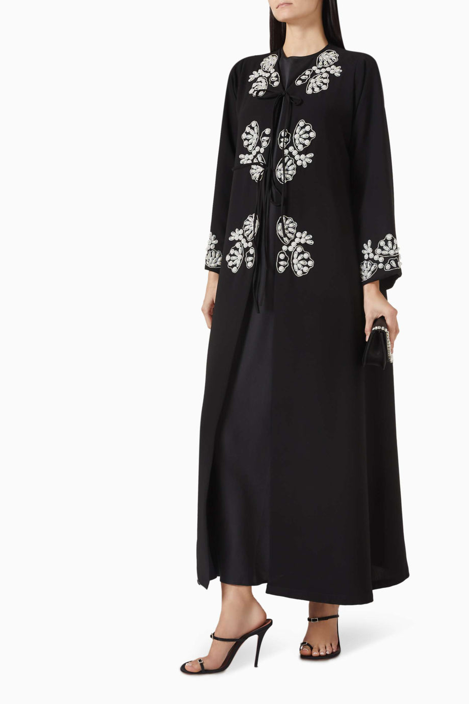 Lüks Tasarımlarla Modern Stili Buluşturan Kristal Detaylı Abaya Modası